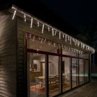 32 venkovních rampouchových osvětlení, různé výšky, šířka 7,75 m